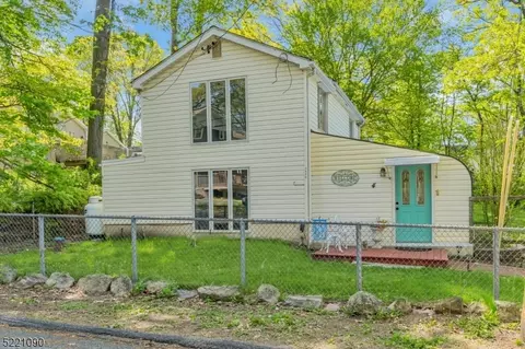 4 Geneva Trl, Hopatcong, NJ 07843