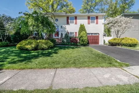 21 Sharon Ct, Woodbridge Twp, NJ 07067