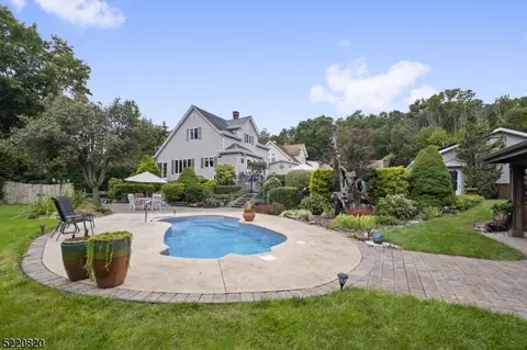 10 Oak St, Bloomingdale, NJ 07403