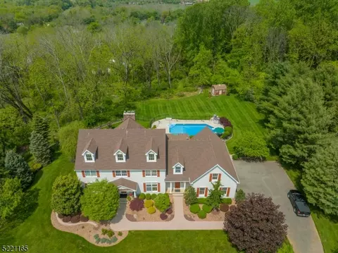 17 Country Oaks Rd, Lebanon, NJ 08833