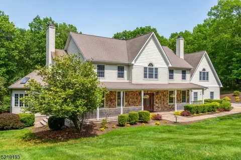 12 Hunters Trl, Chester, NJ 07930