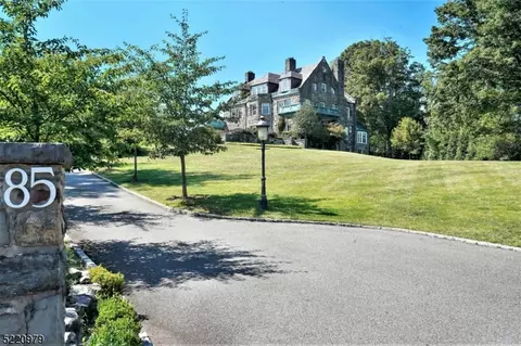 85 Stewart Rd, Millburn Twp, NJ 07078