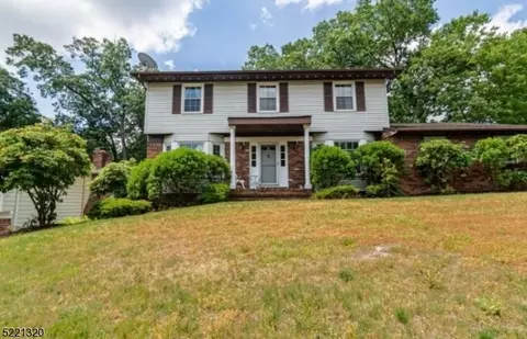 34 Whitewood Dr, Morris Plains, NJ 07950