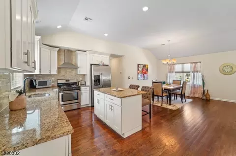 851 Lindegar St, Linden, NJ 07036