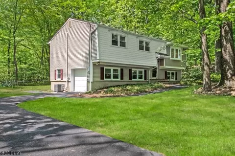 15 Iroquois Trl, Mount Olive, NJ 07828