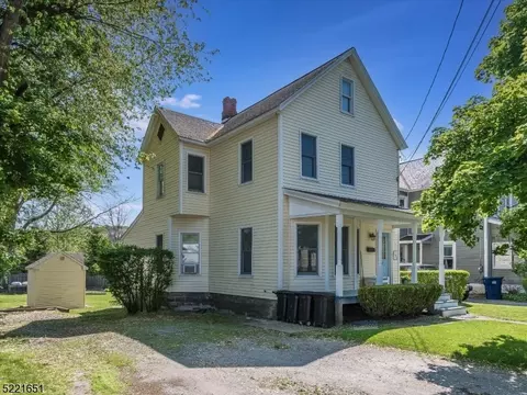 5 Pine St, Newton, NJ 07860