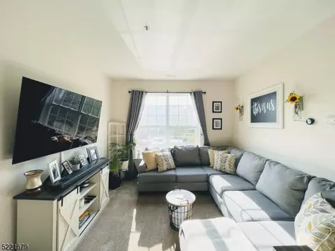 104 Limerick Ln, Phillipsburg, NJ 08865