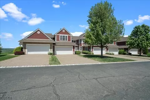 3 Rockhall Ct, Hamburg, NJ 07419