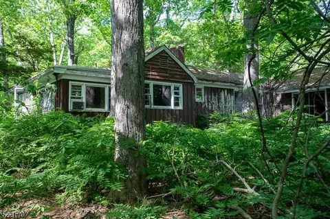 6 Buena Vista Way W, Bloomingdale, NJ 07403