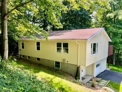 57 Sachem Rd, Jefferson, NJ 07849