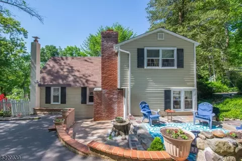 21 Lagoon Trl, Kinnelon, NJ 07405