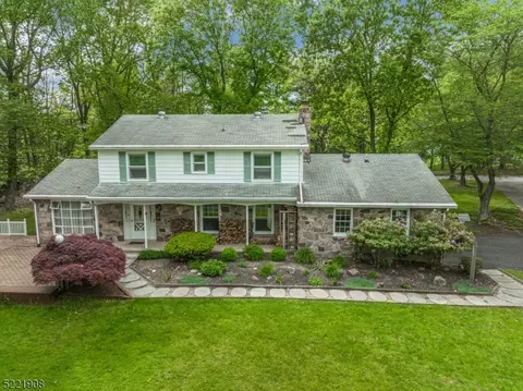 407 Pine Stone Dr, Hampton, NJ 08827