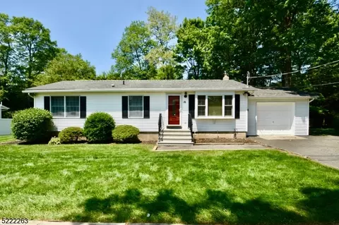 16 Abenaki Trl, Jefferson, NJ 07438