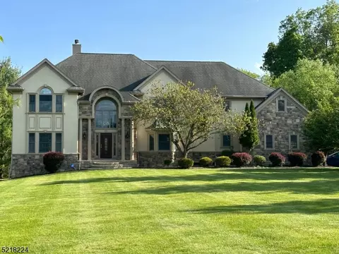 2 Stonehedge Ct, Warren, NJ 07059