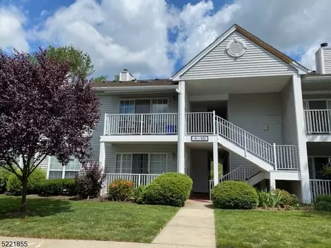 16 Bethany Ct, Franklin Park, NJ 08823