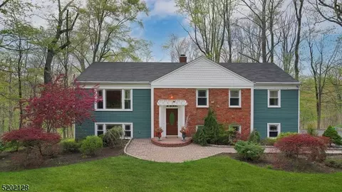 11 Hunters Trl, Warren, NJ 07059