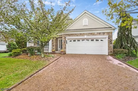 392 Windfall Ln, East Franklin, NJ 08873