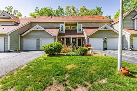 5 Preston King Trl, Oak Ridge, NJ 07438