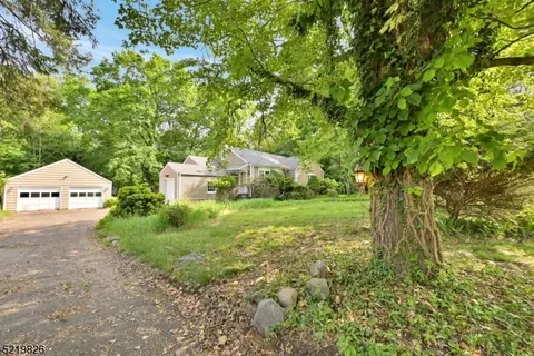 672 Birchwood Dr, Wyckoff, NJ 07481