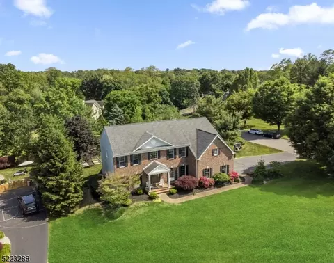 1 Acorn Trl, Chester, NJ 07930