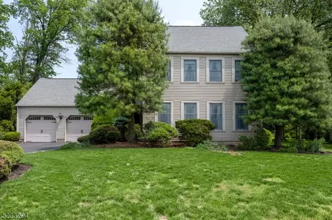 13 Magnolia Rd, East Franklin, NJ 08873