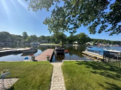 25 Benedict Dr, Jefferson, NJ 07849