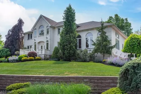 17 Emerson Rd, Morris Plains, NJ 07950