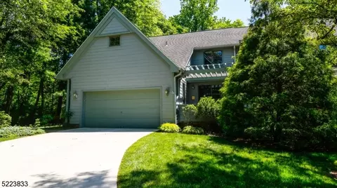 1 Crofton Ct, Lambertville, NJ 08530