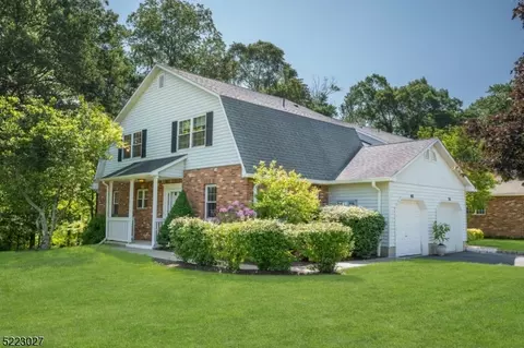 40 Coachlight Dr, Chatham Twp, NJ 07928
