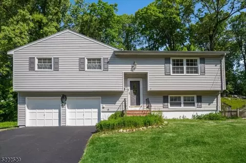 31 Richard Dr, Mount Arlington, NJ 07856