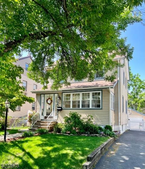 19 E Forest Pl, Rochelle Park, NJ 07662