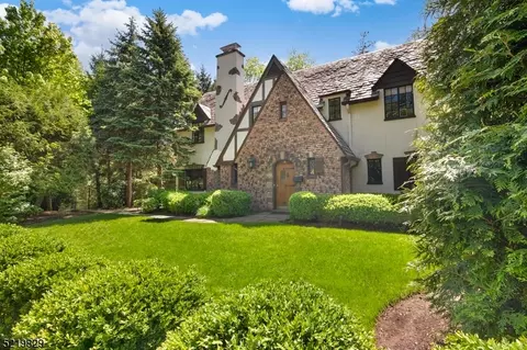 16 Hobart Gap Rd, Millburn Twp., NJ 07078