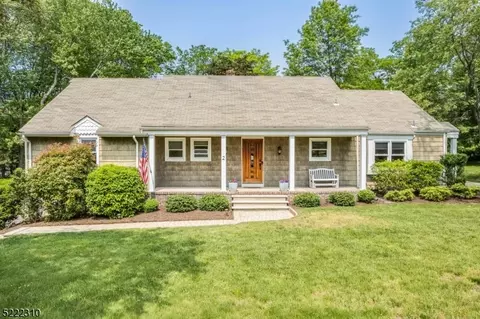 2 Rall Ct, Roseland, NJ 07068