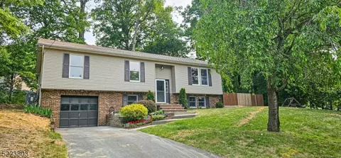 1 Marci Dr, Jefferson, NJ 07438