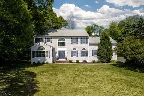 14 Cedar Manor Ct, Mount Olive, NJ 07828