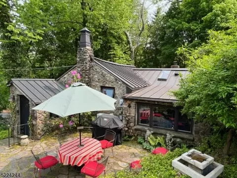 27 First St, Califon, NJ 07830