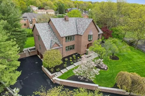 3 Laurel Ct, Caldwell, NJ 07006