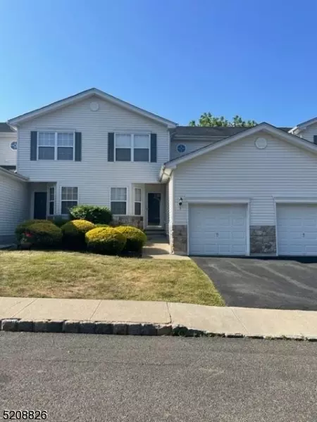 5 Lakeview Dr, Hamburg, NJ 07419