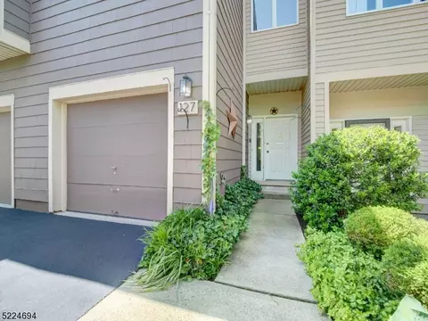 127 Hempstead Ct, Madison, NJ 07940