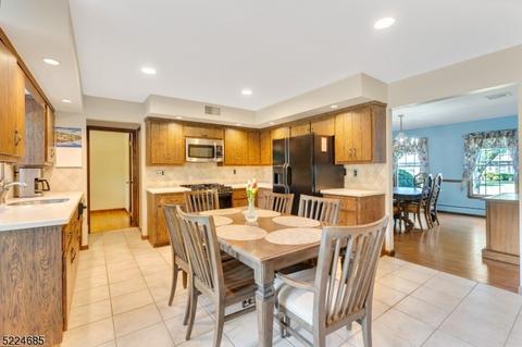 142 Emerald Ct, Paramus, NJ 07652 photo 10