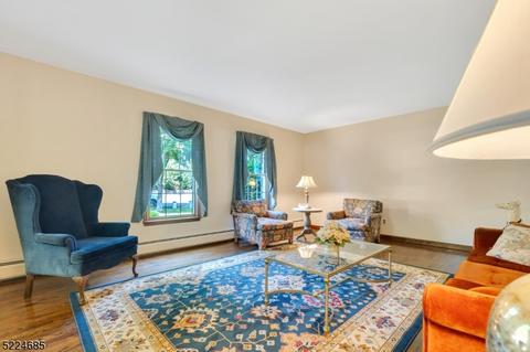 142 Emerald Ct, Paramus, NJ 07652 photo 4