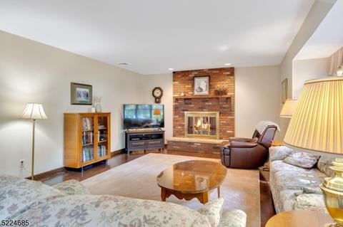 142 Emerald Ct, Paramus, NJ 07652 photo 15