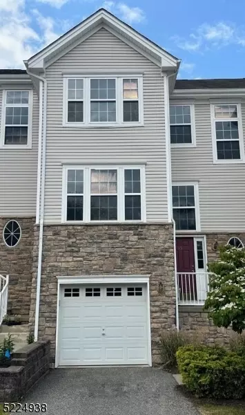15 Black Bear Ct, Hamburg, NJ 07419