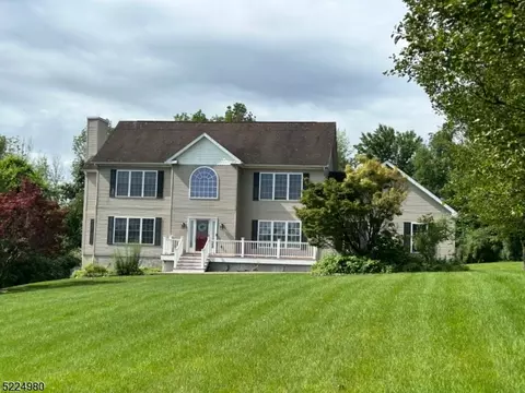 8 Perry Rd, Frankford Twp, NJ 07826