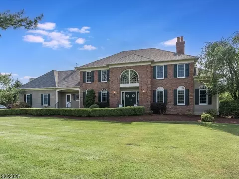 4 Ryan Ct, Chester Twp, NJ 07930