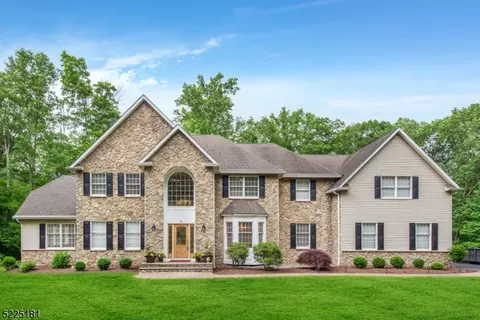 18 Stoneybrook Rd, Washington Twp, NJ 07853