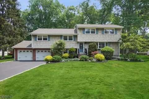 8 Tamarack Rd, Edison, NJ 08820