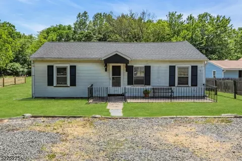 33 Woodlawn Ave, Bridgewater, NJ 08807