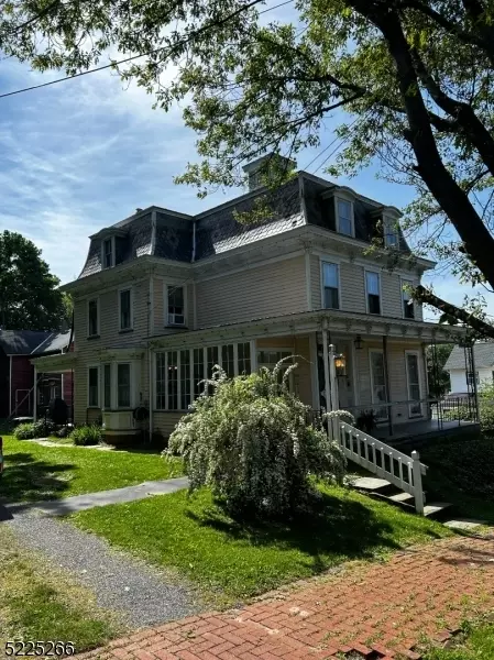 26 Center St, Bloomsbury, NJ 08804