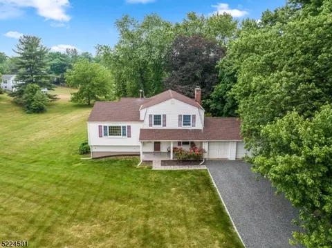209 Woodstock Ln, Somerville, NJ 08876